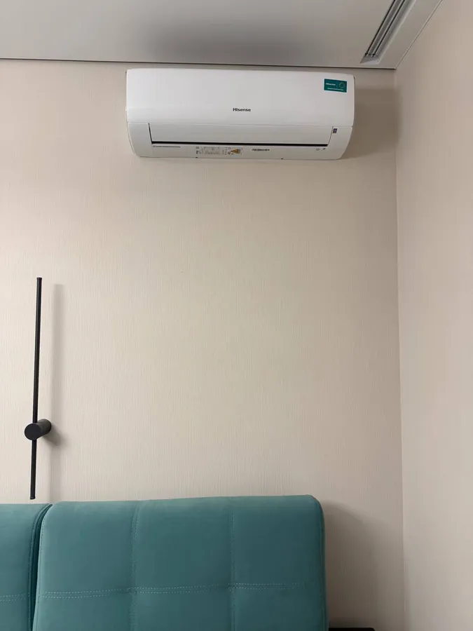 Внутренний блок кондиционера Hisense на стене жилой комнаты